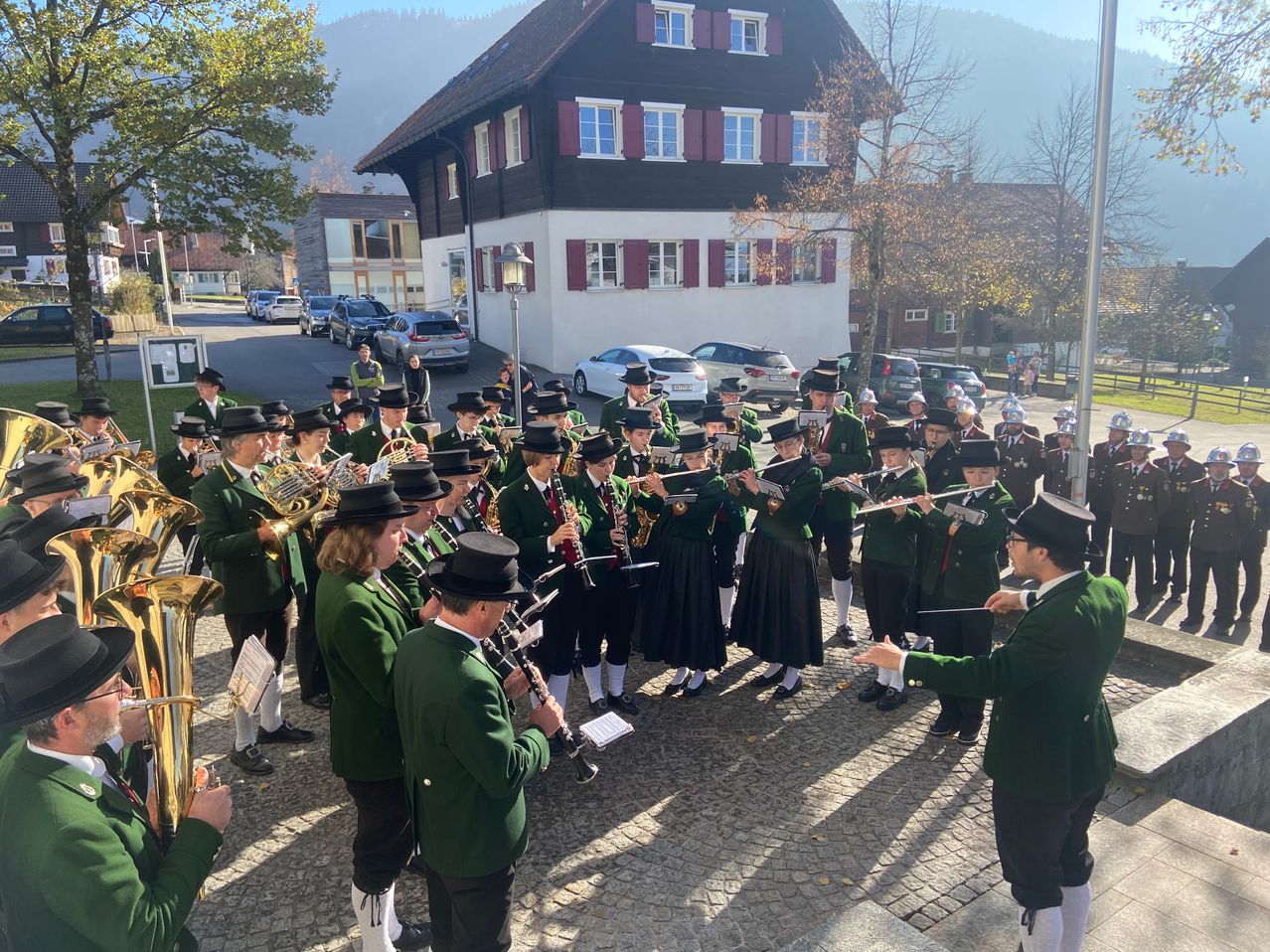 Bild enthält, People, Person, Group Performance, Music Band, Adult, Male, Man, Marching, Car, Vehicle