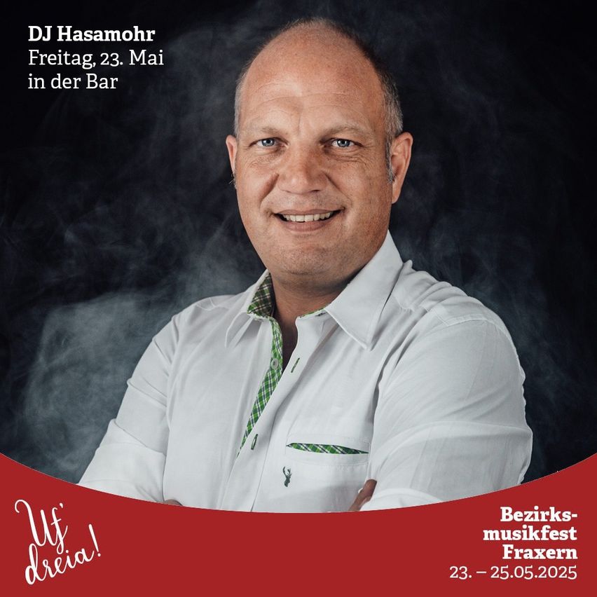 Ein lächelnder Mann posiert für ein Foto. Er trägt ein weißes Hemd mit grünem Kragen und Taschen. Rauch ist im Hintergrund. Der Text lautet: DJ Hasamohr, Freitag, 23. Mai in der Bar.