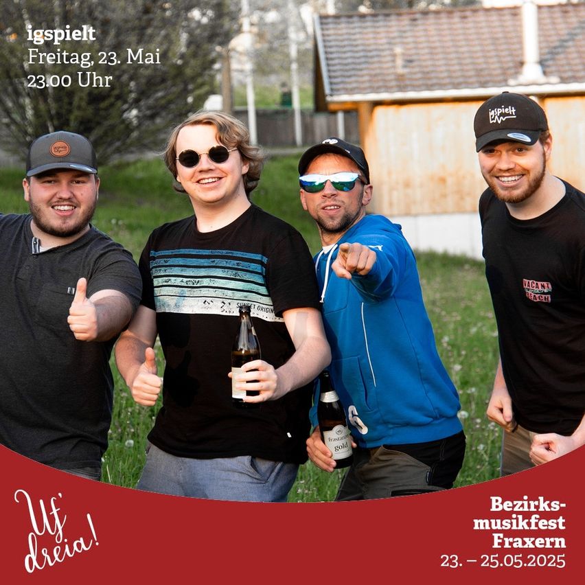 Vier Männer in Freizeitkleidung, einschließlich Mützen und Sonnenbrillen, stehen auf einem Rasen, lächeln und halten Flaschen. Ein Haus mit Schornstein ist im Hintergrund zu sehen. Datum und Uhrzeit sind oben angezeigt.