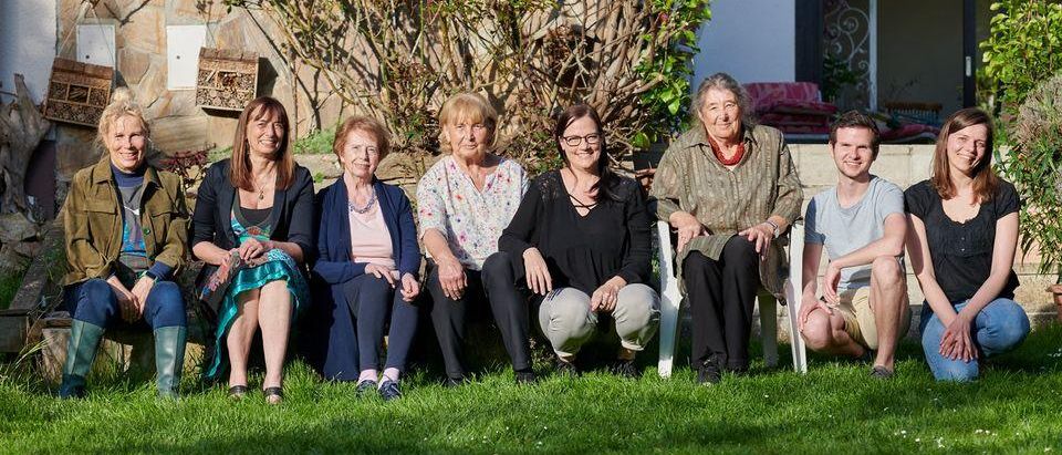 Bild enthält, People, Person, Soccer Ball, Adult, Female, Woman, Grass, Groupshot, Jacket, Backyard