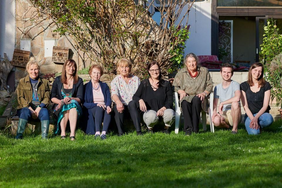 Bild enthält, People, Person, Soccer Ball, Adult, Female, Woman, Grass, Groupshot, Jacket, Backyard