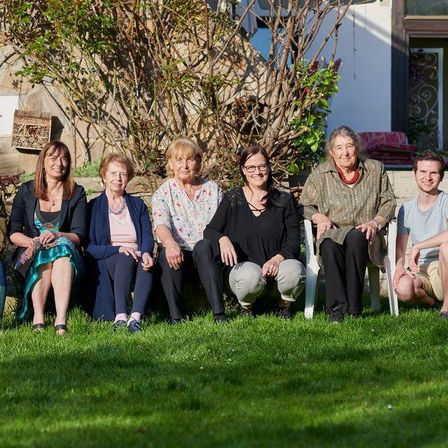 Bild enthält, People, Person, Soccer Ball, Adult, Female, Woman, Grass, Groupshot, Jacket, Backyard