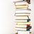 Stapel Bücher mit unterschiedlichen Buchrücken auf hellem Hintergrund
