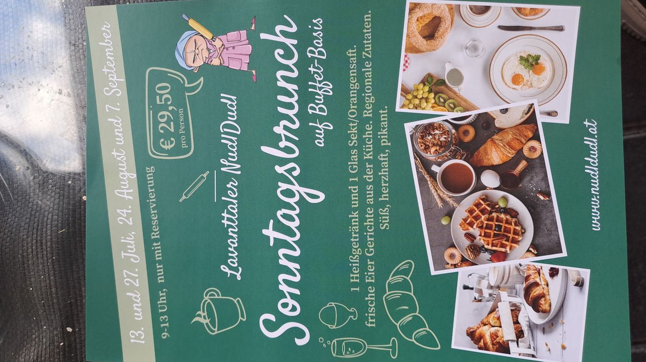 Ein grünes Menü-Poster bietet ein Sonntagsbrunch für 29,50 Euro pro Person an. Es beinhaltet ein Glas Sekt/Orangensaft, regionale Zutaten und frisch zubereitete Gerichte wie Waffeln, Brot und Obst.