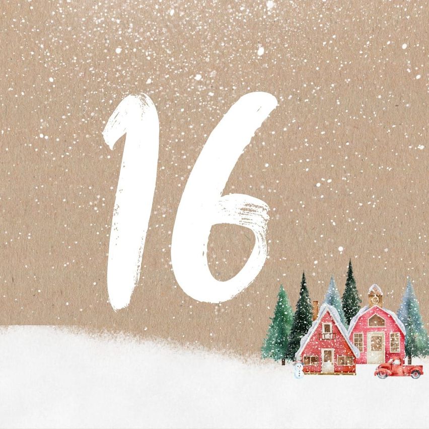Eine verschneite Szene mit der Zahl 16, die über einem kleinen Dorf prominent angezeigt wird, mit einem roten Truck und einem Schneemann vor einem roten Haus.