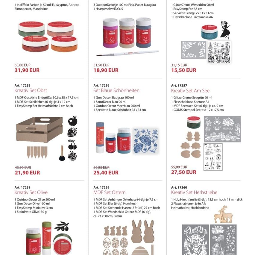 Die Produktbilder zeigen verschiedene Bastelsets mit Preisen. Set 17255 enthält MDF-Platten, Stempel und andere Bastelutensilien für 31,90 EUR. Set 17256 besteht aus OutdoorDecor Farben und Stempeln für 18,90 EUR. Set 17257 hat eine durchsichtige Box, Glitzer und Stempel für 15,50 EUR.