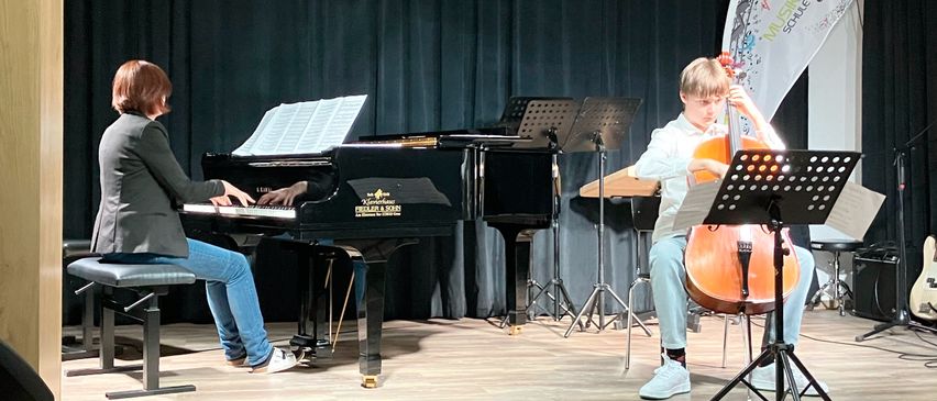 Bild enthält, Performer, Person, Leisure Activities, Music, Musical Instrument, Musician, Keyboard, Piano, Pianist, Guitar