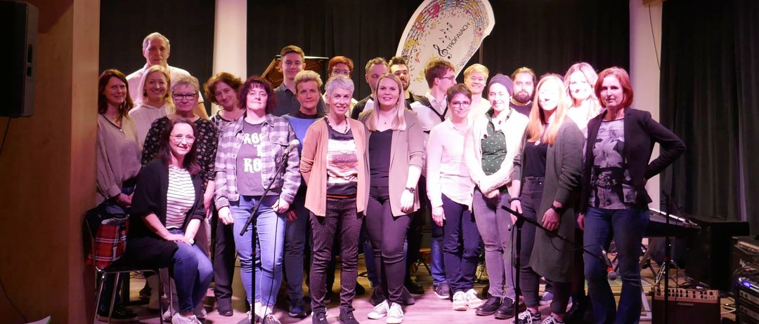 Bild enthält, Stage, People, Person, Microphone, Pants, Lighting, Group Performance, Adult, Male, Man
