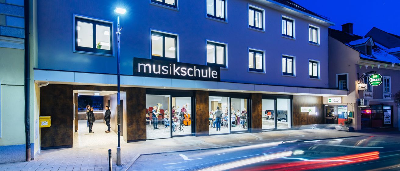 Bild enthält, City, Road, Street, Urban, Building, Neighborhood, Hotel, Person, Shop, Car