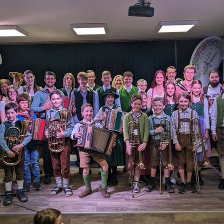 Bild enthält, Group Performance, Person, People, Music Band, Adult, Male, Man, Tuba, Boy, Child