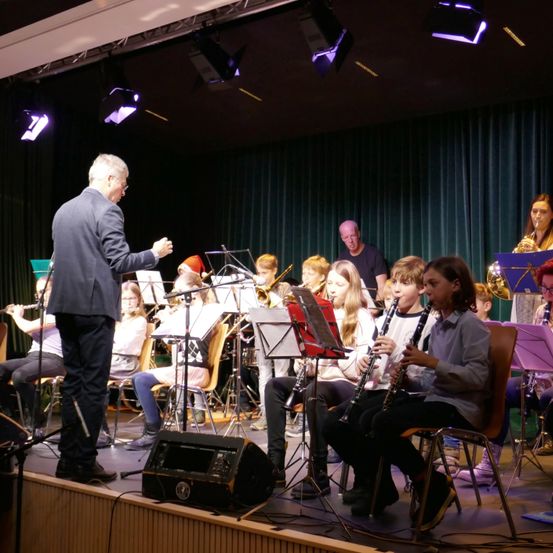 Bild enthält, Group Performance, Music Band, Person, Stage, Concert, Adult, Male, Man, Female, Woman