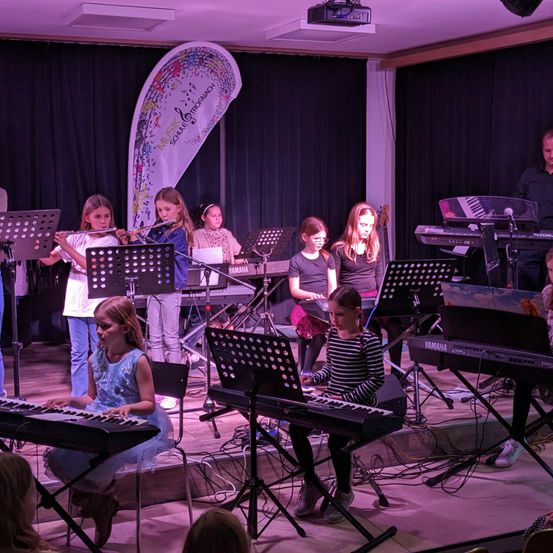 Bild enthält, Person, Adult, Female, Woman, Male, Man, Child, Girl, Music, Musician