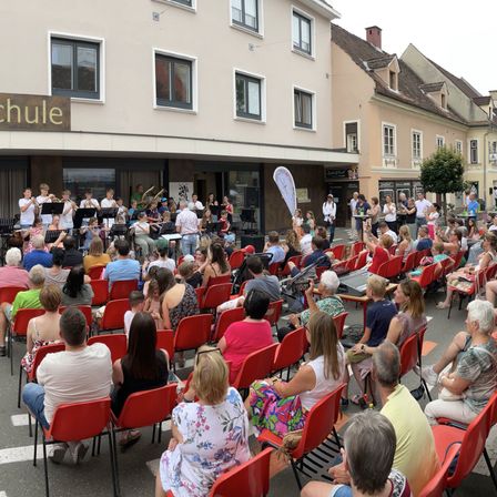 Bild enthält, People, Person, Crowd, Neighborhood, Child, Female, Girl, Boy, Male, Woman