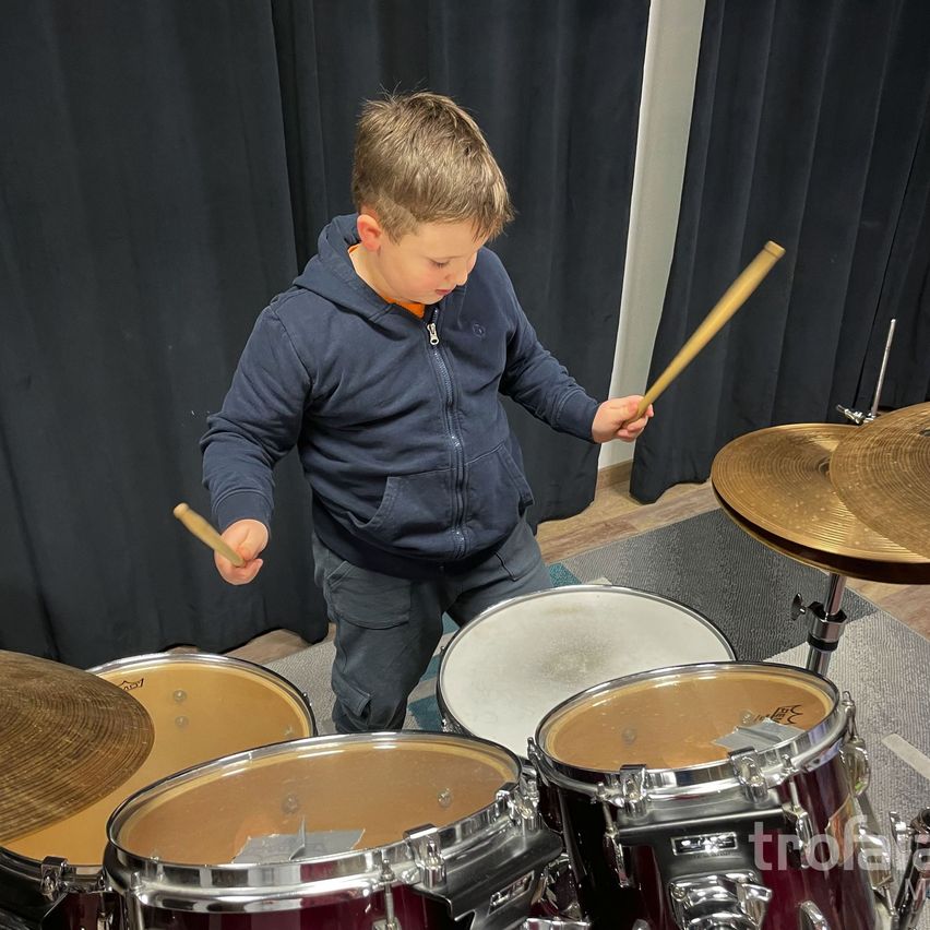 Bild enthält, Boy, Child, Male, Person, Drummer, Music, Musical Instrument, Musician, Percussion, Performer