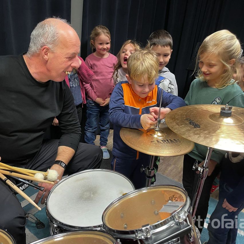 Bild enthält, Adult, Male, Man, Person, Boy, Child, Female, Girl, Woman, Jeans