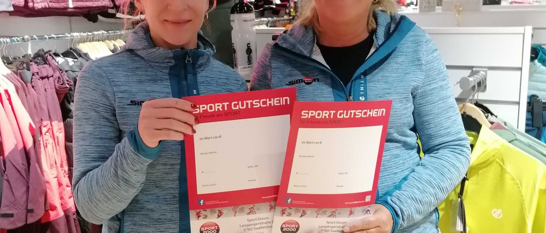 Bild enthält, Pants, Adult, Female, Person, Woman, Shop, Coat, Text, People