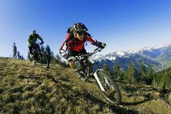 Bild enthält, Slope, Bicycle, Vehicle, Person, Mountain Bike, Helmet, Motorcycle, Cycling, Wheel, Face