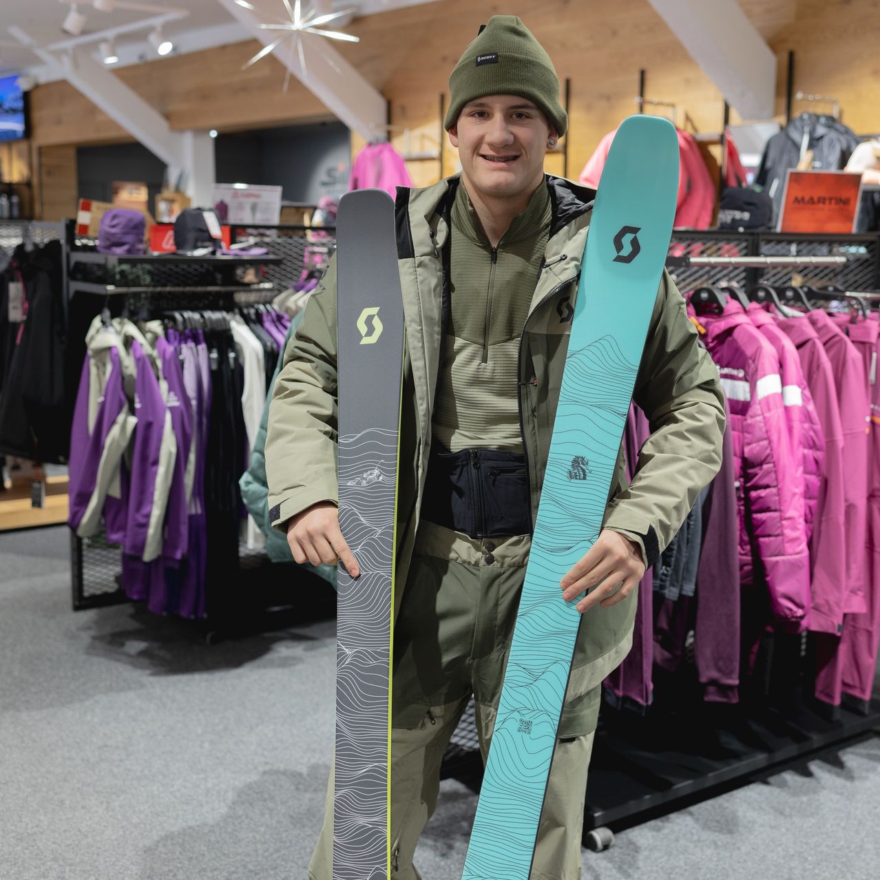 Bild enthält, Adult, Male, Man, Person, Bag, Handbag, Hat, Coat, Monitor, Jacket