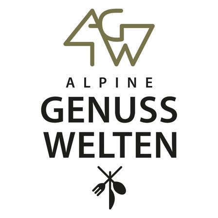 Logo für Alpine Genuss Welten, mit Bergsymbol, Text und Gabel- und Löffelsymbol.