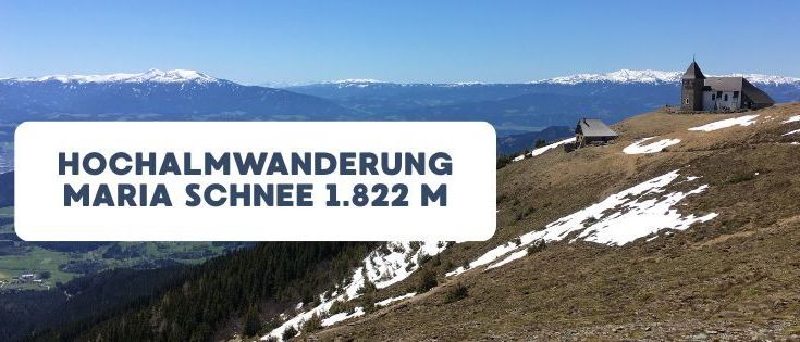 Ein Panoramablick auf die Alpen zeigt eine Kapelle auf dem Gipfel von Maria Schnee, 1.822 Meter über dem Meeresspiegel.