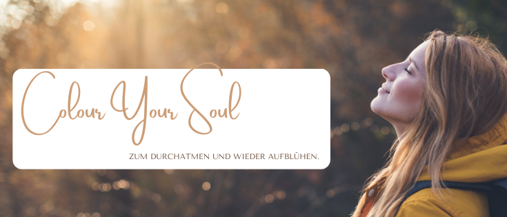 Eine Frau mit einer gelben Jacke schaut zum Himmel, wahrscheinlich in einem Wald, mit dem Text 'Colour Your Soul' prominent angezeigt.