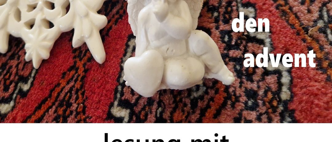 Eine Lesung mit Ursula Markovic-Weiler am Freitag, 28.11.2025 um 19 Uhr, mit einer weißen Engelsfigur und einem Schneeflockenmuster auf einem roten Teppich.