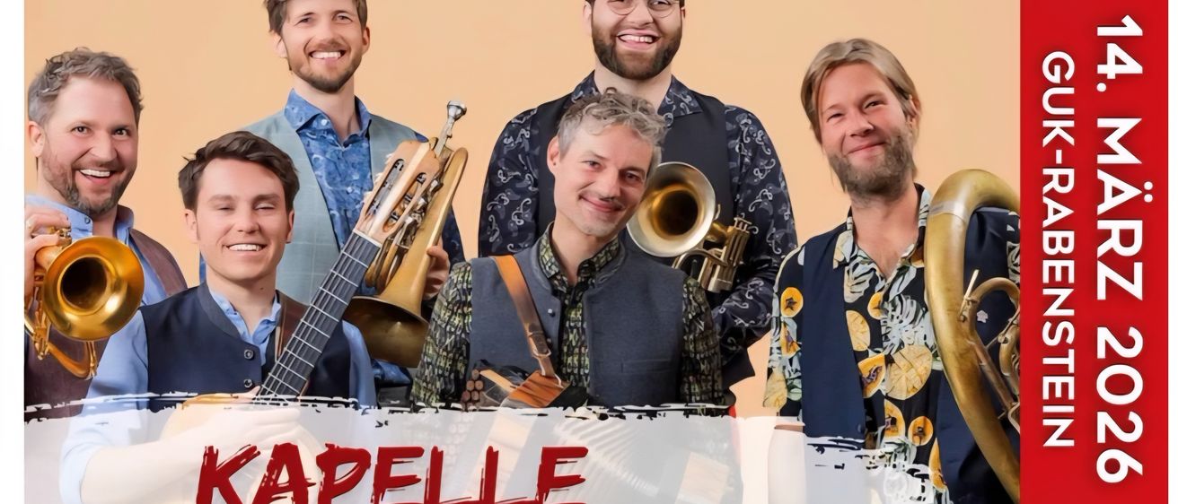 Fünf Musiker posieren mit Blechblasinstrumenten vor einem warmen Hintergrund. Sie scheinen für ein Foto zu lächeln, mit den Worten 'Kapelle So & So' darunter.