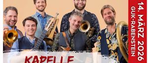 Fünf Musiker posieren mit Blechblasinstrumenten vor einem warmen Hintergrund. Sie scheinen für ein Foto zu lächeln, mit den Worten 'Kapelle So & So' darunter.
