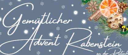 Verschneite Stadt mit Weihnachtsmarktständen. Veranstaltung 'Gemütlicher Advent Rabenstein' vom 29.11. bis 30.11.2025. Webseite und Fotografeninfo.