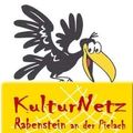 Ein schwarzer Vogel mit einem gelben Schnabel hockt auf einem gelben Schild. Das Schild zeigt in roten Buchstaben mit weißer Kontur KulturNetz Rabenstein an der Pielach. Darunter steht in kleineren Buchstaben Musik, Theater, Literatur.