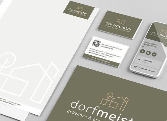 Ein Set an Branding-Materialien umfasst Visitenkarten, einen Ordner, ein Handy und Büroklammern. Die Karten zeigen ein Logo eines Hauses und den Namen Dorfmeister. Das Handy zeigt den Text Dorfmeister und einen QR-Code an.
