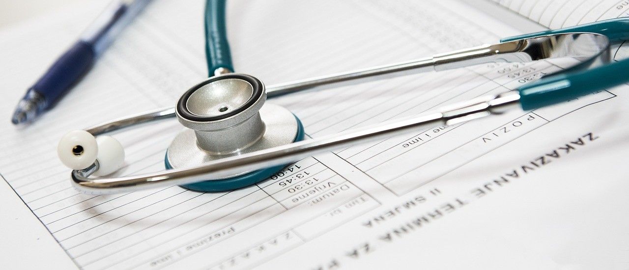 Bild enthält, Pen, Stethoscope, Scissors