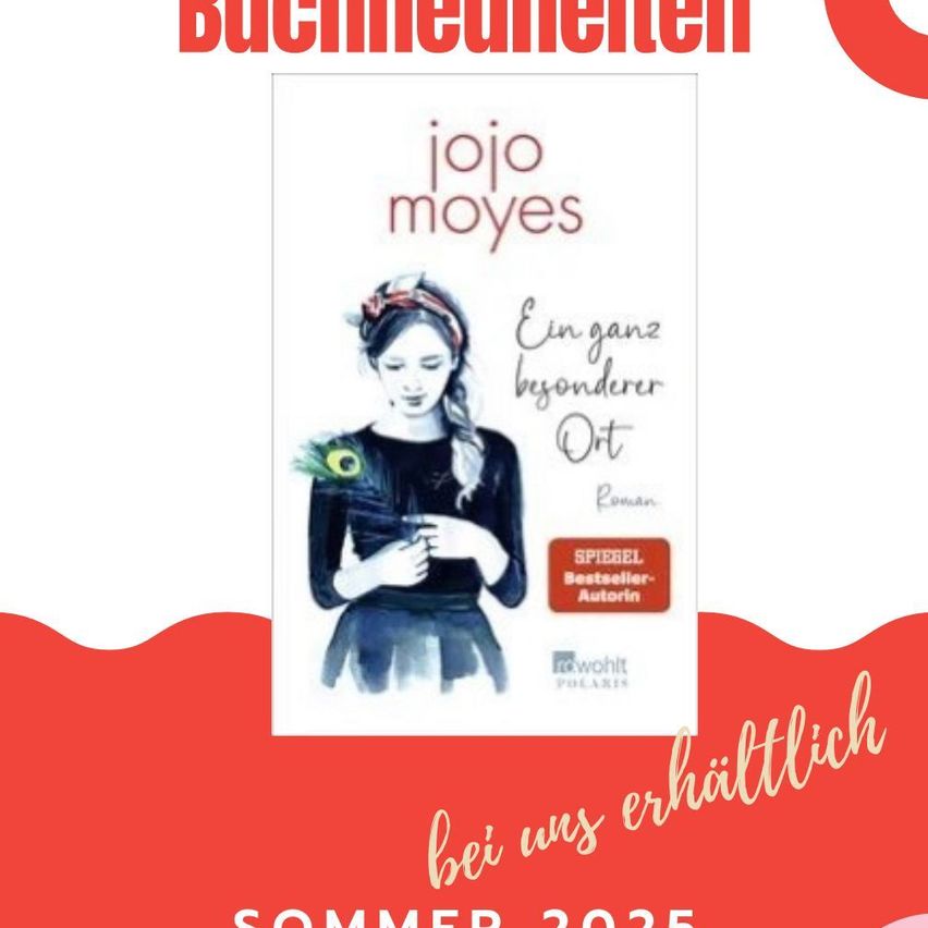 Ein Poster bewirbt ein Buch von Jojo Moyes. Das Buchcover zeigt eine Frau mit einem Pfauenfeder-Kopfband. Der Titel ist rot, mit 'Ein ganz besonderer Ort' darüber geschrieben. Ein rotes Label auf dem Cover sagt 'SPIEGEL-Bestseller-Autorin'. Der Plakattext lautet 'bei uns erhältlich' und 'SOMMER 2025'.
