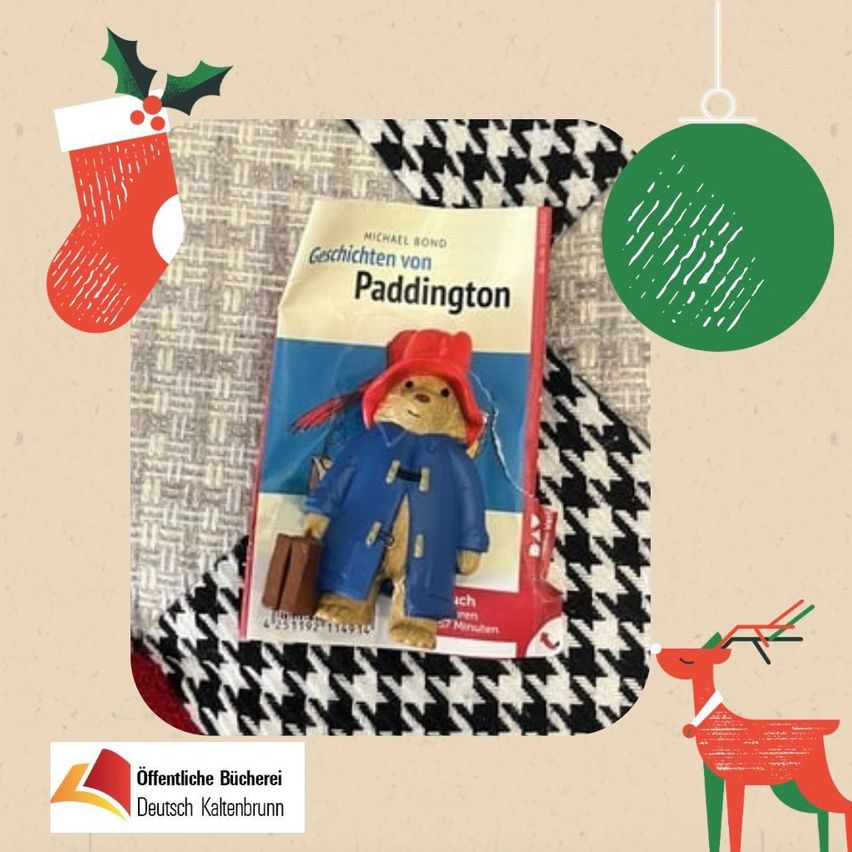Ein Buchcover zeigt Paddington Bär in einem blauen Mantel und Hut. Es liegt auf einem strukturierten Hintergrund mit weihnachtlichen Elementen wie einem roten Socken, einem grünen Ornament und einem Rentier. Der Titel lautet 'Michael Bond Geschichten von Paddington'.