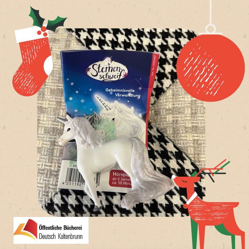 Eine Einhorn-Figur ruht auf einem Geschenkbeutel mit dem Text 'Sternenschweif', umgeben von Weihnachtsdekoration. Ein Weihnachtsstrumpf und ein roter Kugelschmuck sind links sichtbar. Ein roter Weihnachtsrenner mit Weihnachtskragen befindet sich rechts. Ein Logo für 'Offentliche Bucherei Deutsch Kaltenbrunn' befindet sich unten links.