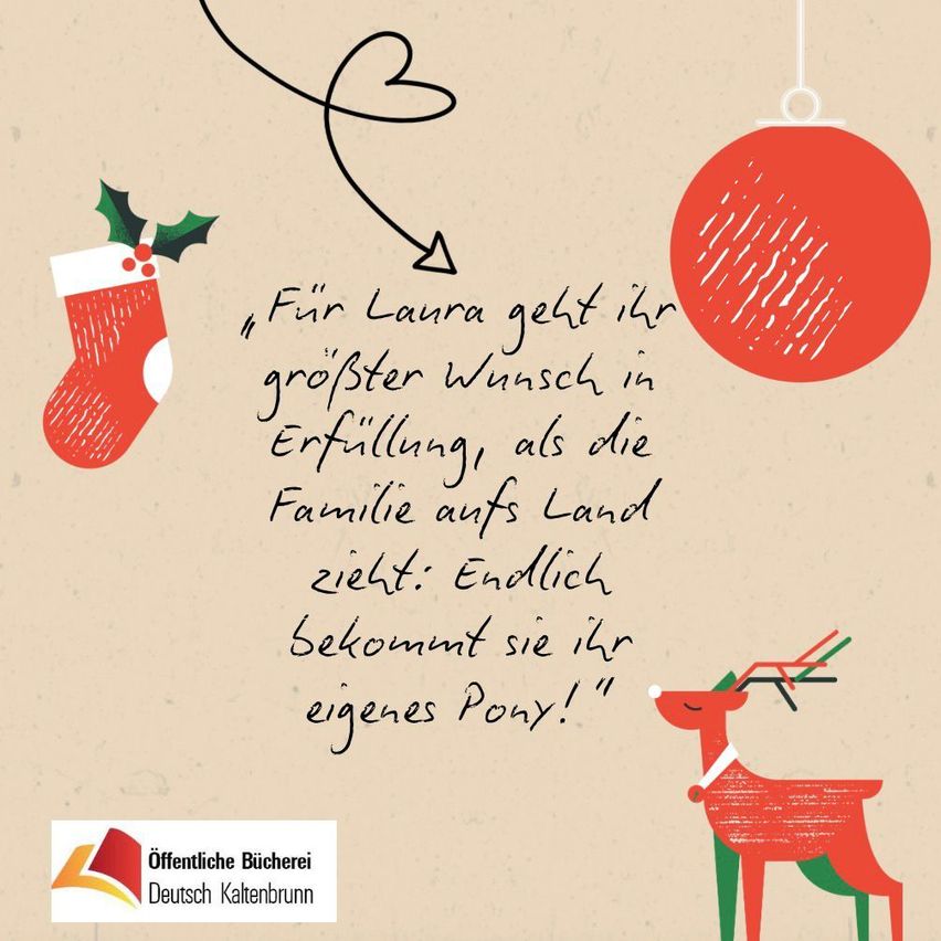 Eine Karte mit einem roten Weihnachtssocken und einem roten Ornament. Ein Herz zeigt auf den Socken und eine Zitat lautet: 'Für Laura geht ihr größter Wunsch in Erfüllung, als die Familie aufs Land zieht: Endlich bekommt sie ihr eigenes Pony!' Es gibt auch einen Hirsch mit Geweih und ein Logo.