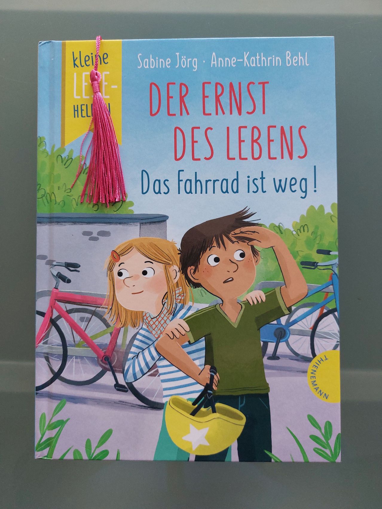 Buchcover "Der Ernst des Lebens": Mädchen und Junge vor Fahrrädern