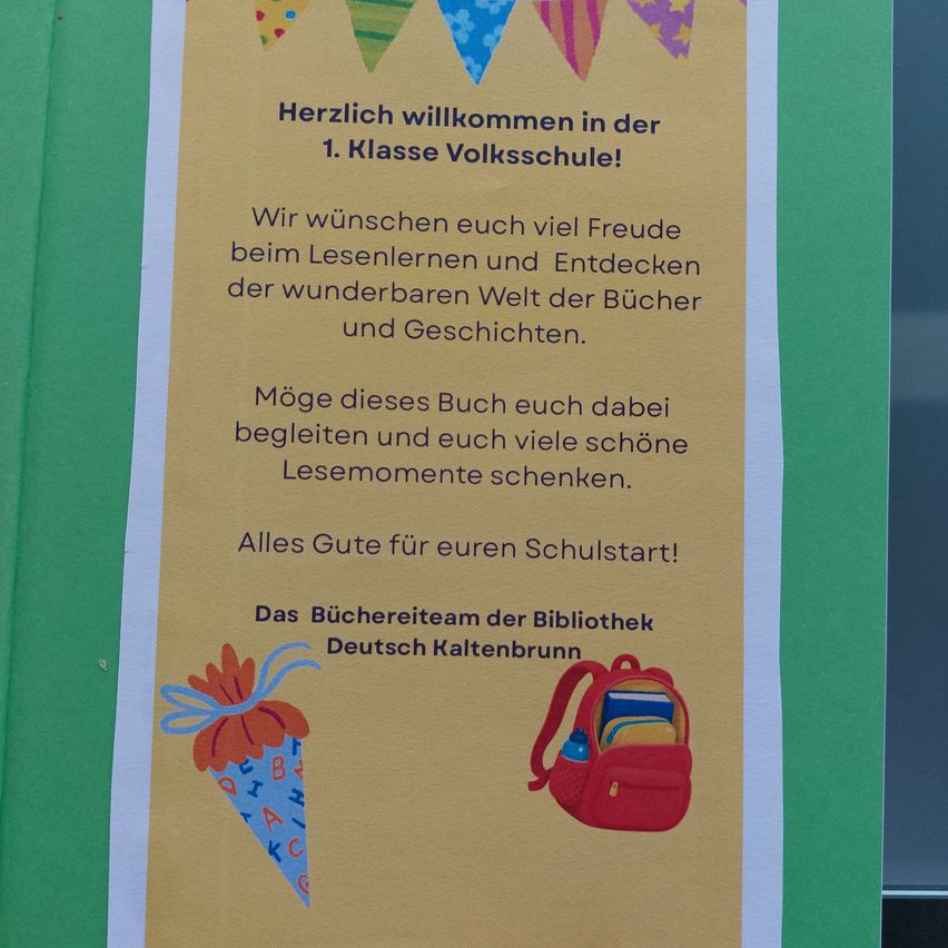 Eine gelbe Seite mit buntem Rand zeigt eine Willkommensbotschaft für Erstklässler, mit Illustrationen eines Eisbechers und eines Rucksacks. Die Botschaft ist auf Deutsch geschrieben.