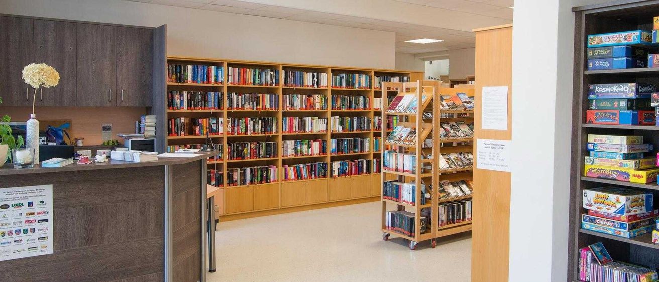 Bild enthält, Book, Indoors, Library, Publication, Furniture, Shop, Building, Bookcase