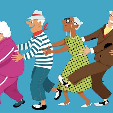 Vier ältere Menschen tanzen in einer Reihe. Der Mann in der Mitte trägt ein gestreiftes Hemd und einen Hut. Die Frau neben ihm trägt ein Kleid mit Punkten. Die anderen beiden tragen Anzüge.