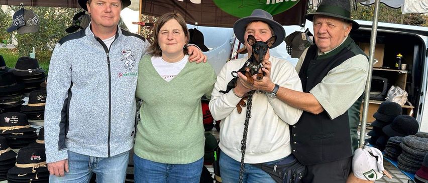 Bild enthält, Pants, Jeans, Person, Adult, Female, Woman, Male, Man, Face, Hat