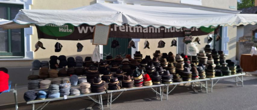 Bild enthält, Clothing, Footwear, Shoe, Architecture, Building, People, Person, City