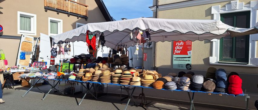 Bild enthält, City, Architecture, Building, Urban, Person, Clothing, Hat, Canopy, Shelter, Market