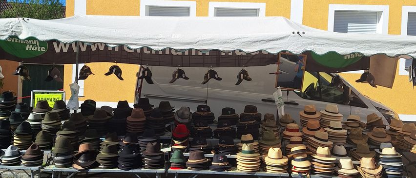 Bild enthält, Architecture, Building, Clothing, Hat, Outdoors, Shelter, City, Path, Walkway, Road