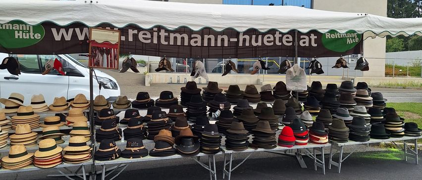 Bild enthält, Person, Shop, Clothing, Hat, People, Shoe, Car, Building, Shoe Shop, Shelter