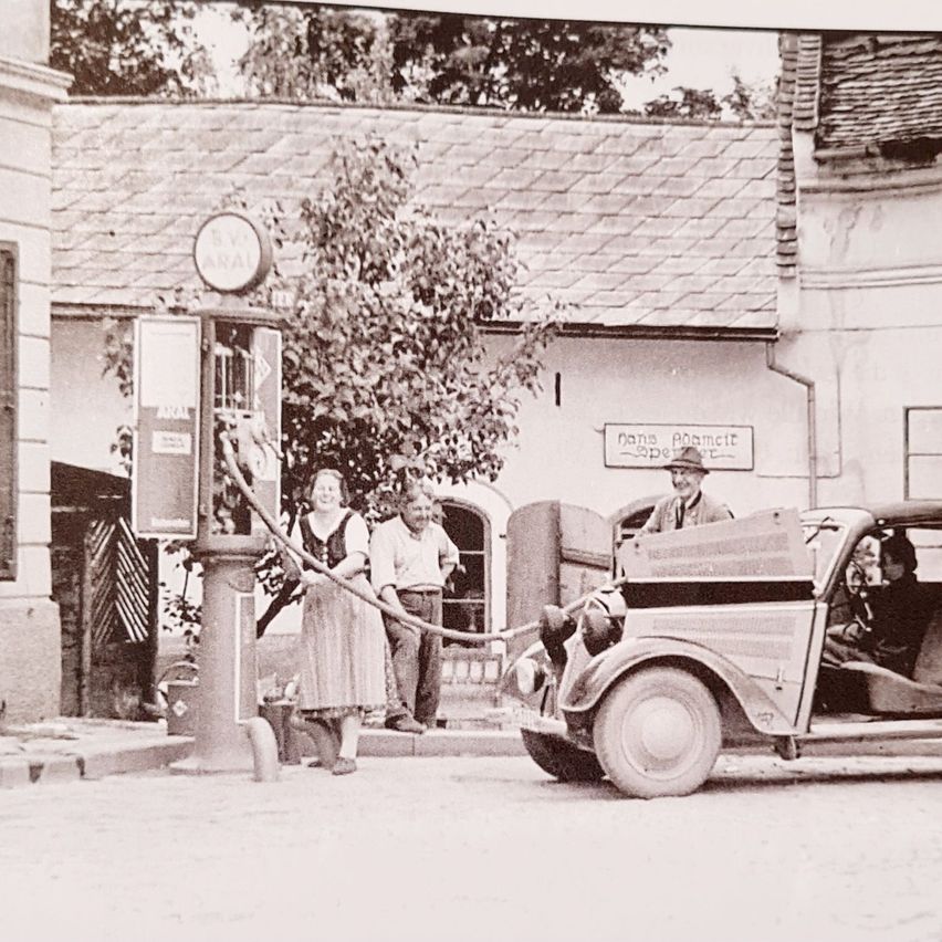 Bild enthält, Machine, Person, Car, Wheel, Bench, Shoe, Hat, Building, Pump, Street