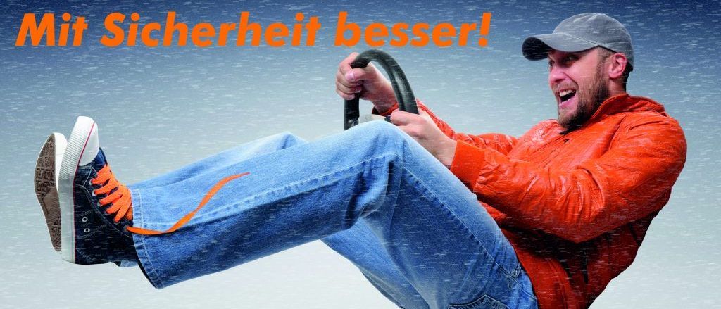 Bild enthält, Shoe, Pants, Sneaker, Baseball Cap, Adult, Male, Man, Person, Coat, Jeans