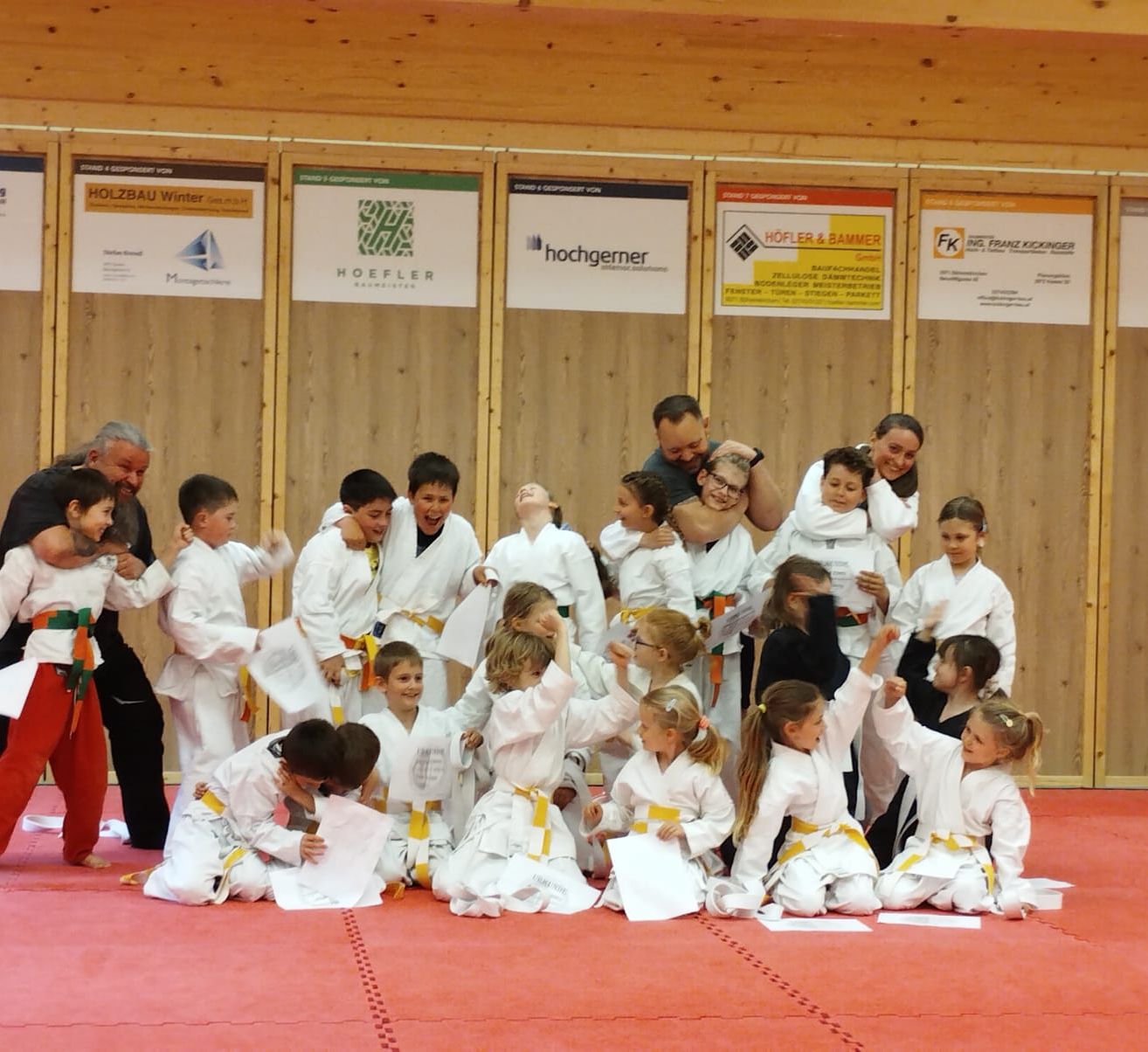 Bild enthält, Karate, Martial Arts, Person, Judo, Adult, Male, Man, Child, Female, Girl