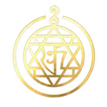 Ein goldenes kreisförmiges Emblem mit einem zentralen Symbol, das einem Dreizack ähnelt, umgeben von einem geometrischen Muster.