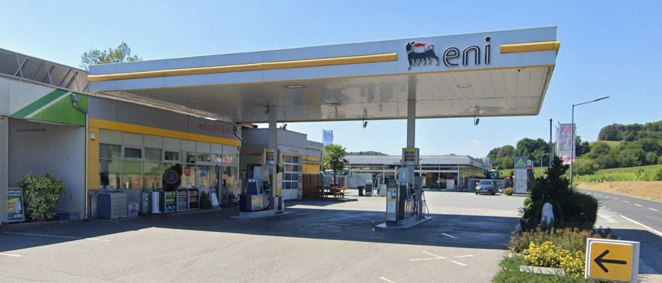 Bild enthält, Machine, Pump, Gas Station, Gas Pump, Car, Transportation, Vehicle